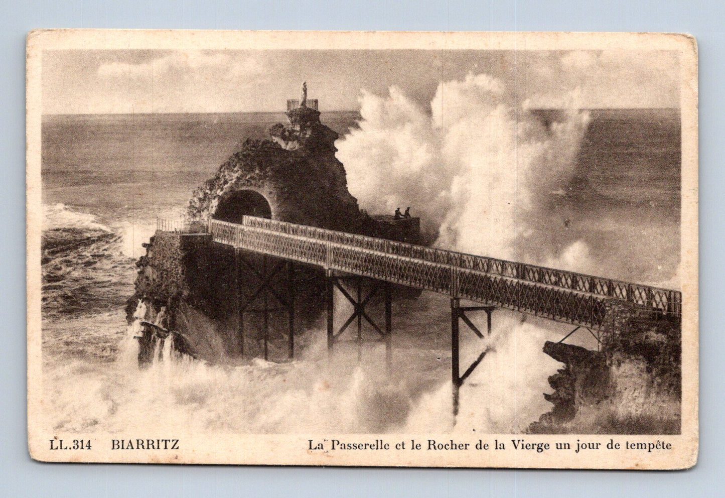 Pohlednice Francie Biarritz bouře u skály Panny Marie (M30195)