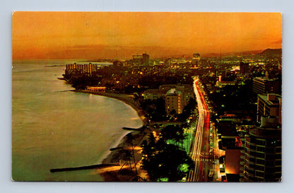 Pohlednice Hawaii Waikiki Kalakaua Avenue večerní pohled (M30217)