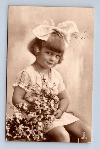 Pohlednice dívka s květinami 1950 (M30359)