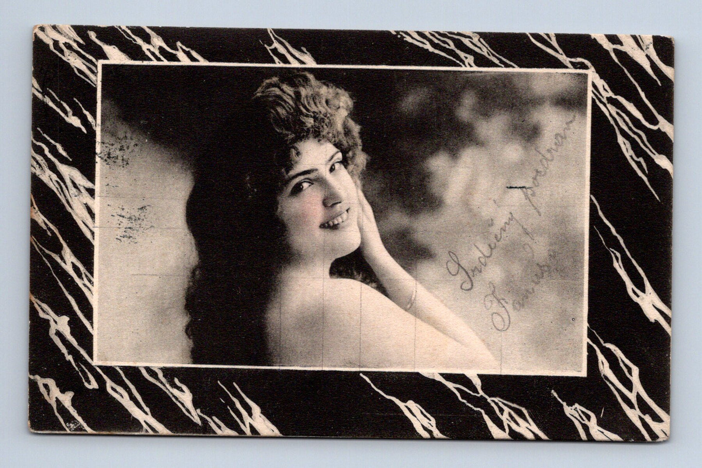 Pohlednice mladá žena s autogramem K.u.k. Feldpost (M30389)