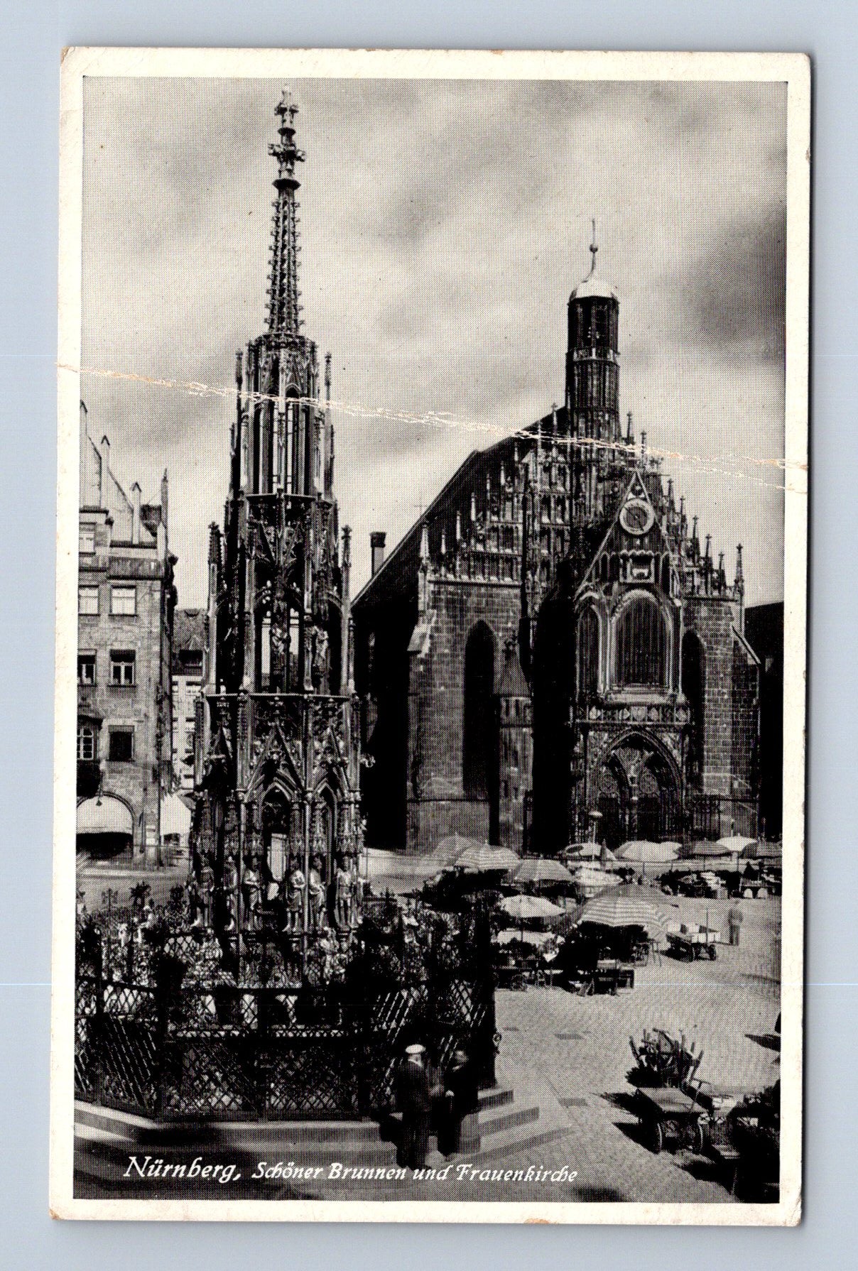 Pohlednice Německo Norimberk Schöner Brunnen a Frauenkirche (M30427)