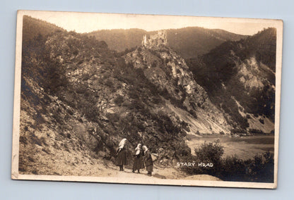 Pohlednice Slovensko Starý hrad s postavami (M30477)
