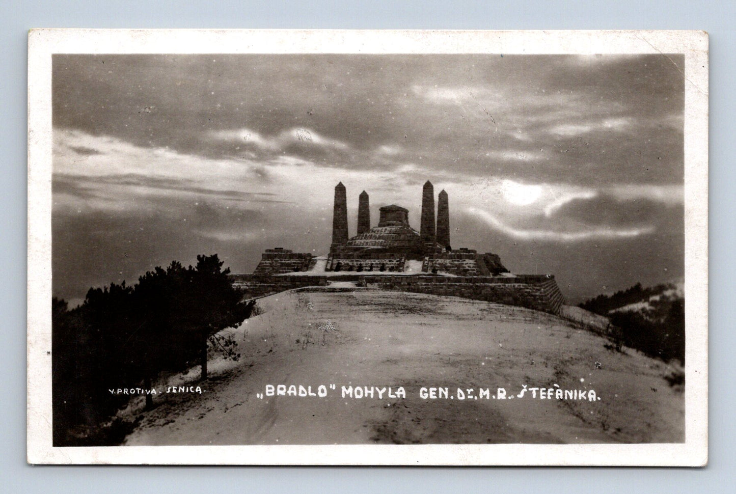 Pohlednice Slovensko Bradlo Mohyla M.R.Štefánika (M30486)