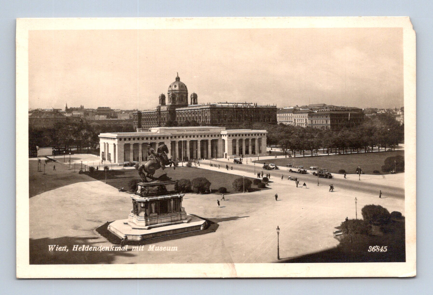 Pohlednice Rakousko Vídeň Heldendenkmal s muzeem (M30536)