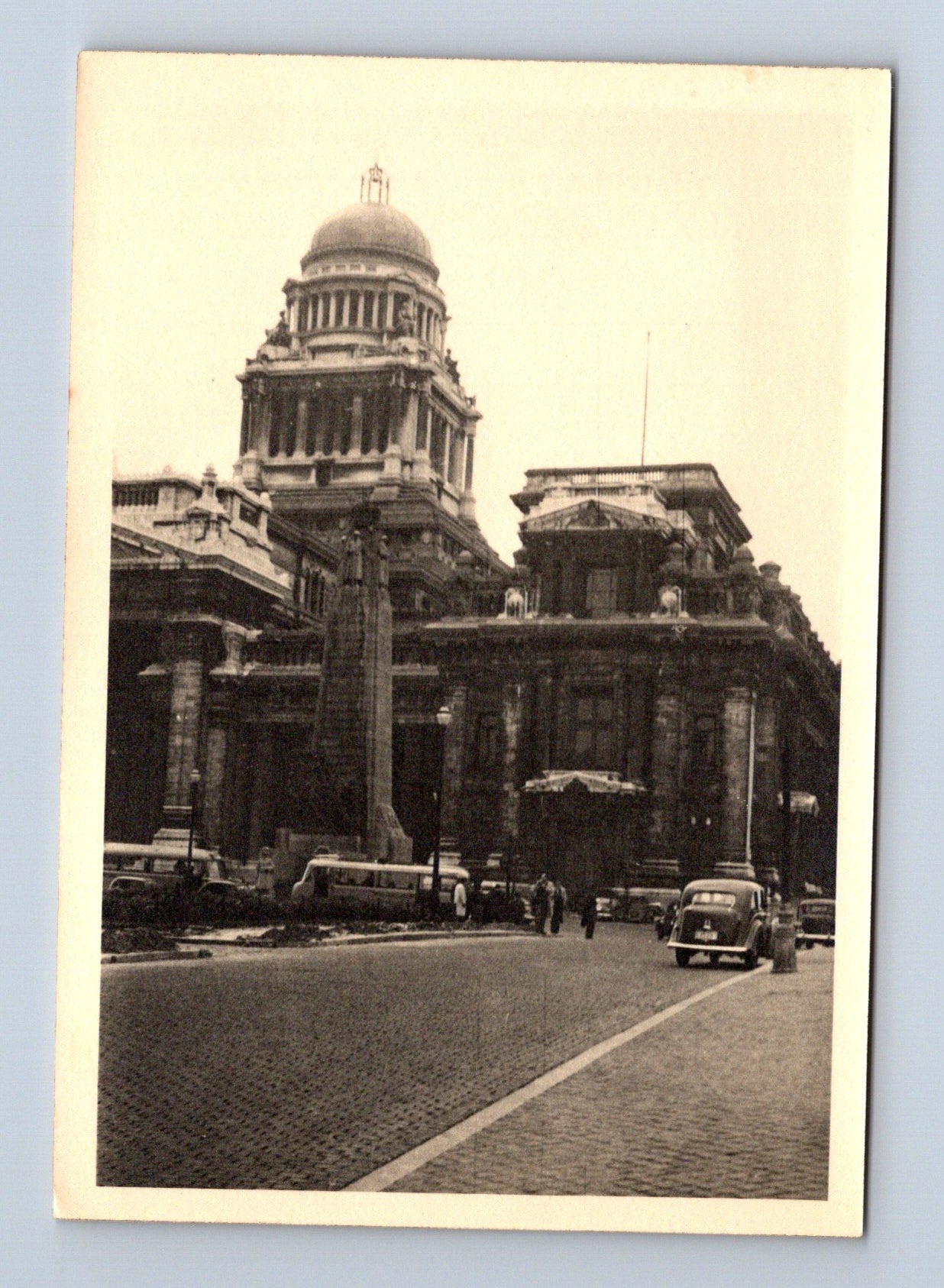 Stará fotografie budova s kupolí a ulice (M30581)