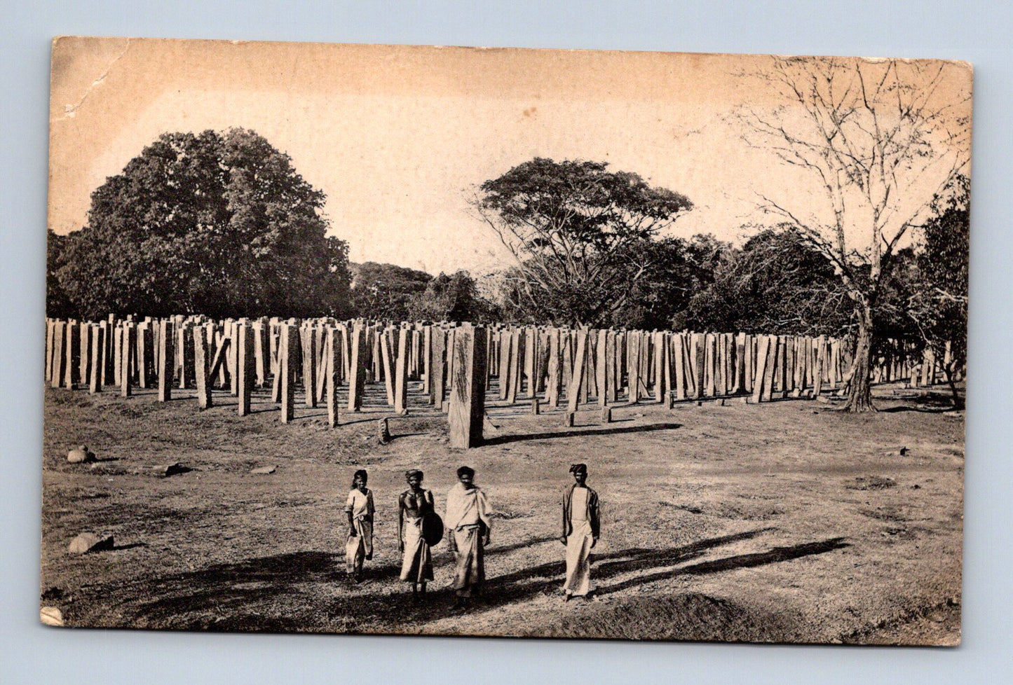 Pohlednice Srí Lanka Anuradhapura skupina lidí kůly (M30699)