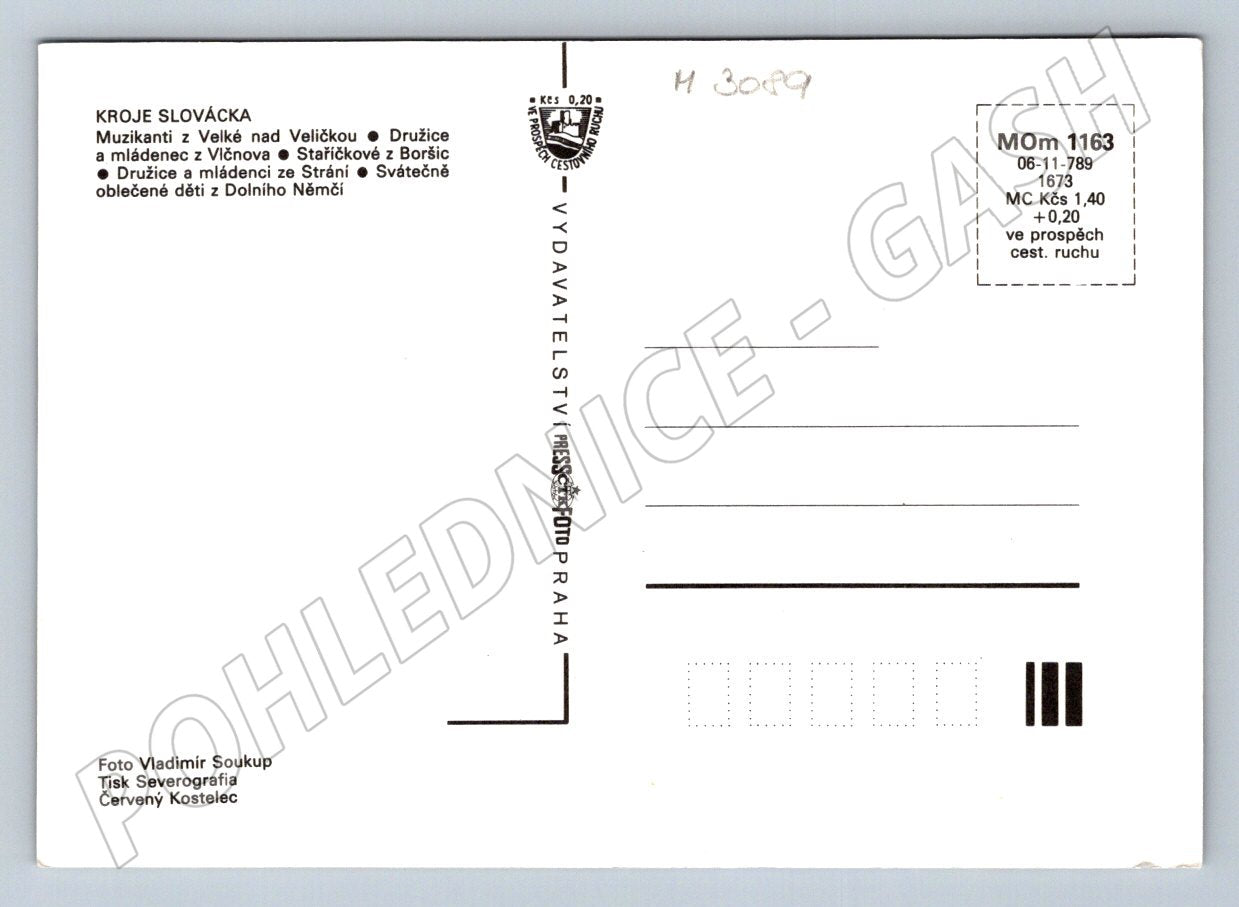 Postcard Folk costumes of Slovakia traditional costumes (M3089)