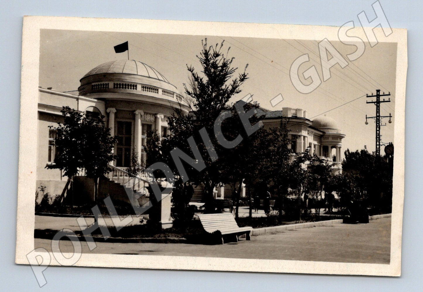 Stará fotografie budova s kopulemi a vlajkou (M30905)