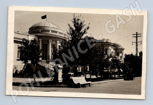 Stará fotografie budova s kopulemi a vlajkou (M30905)