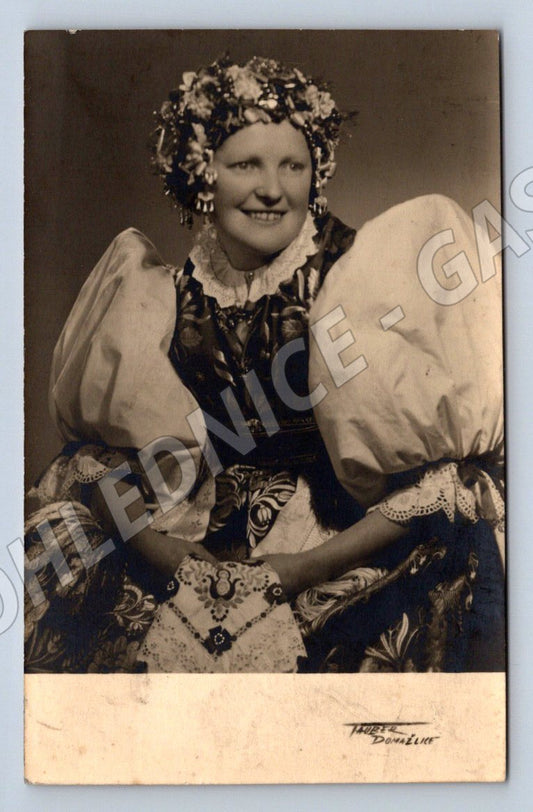 Postcard portrait of a woman in traditional costume (M3092)