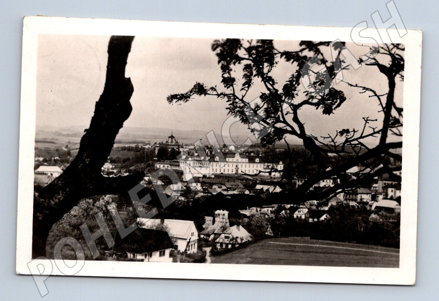 Pohlednice Rychnov n. Kněžnou zámek celkový pohled 1947 (M30923)