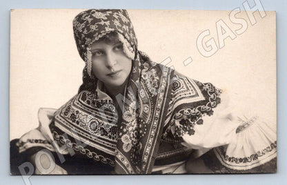 Postcard black and white portrait of a woman in a traditional costume (M3095)