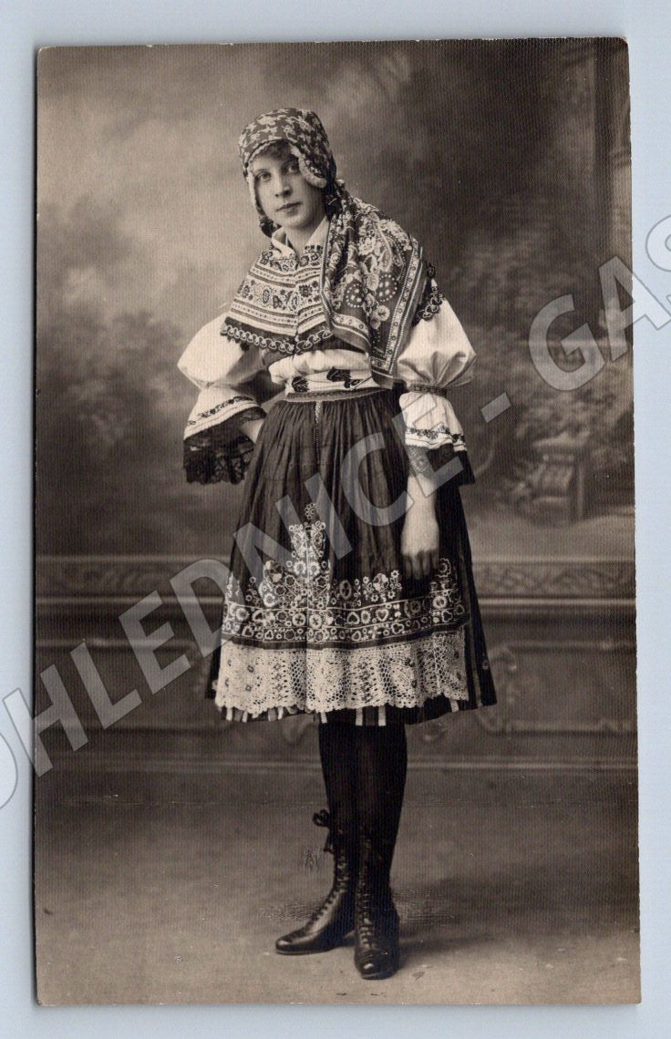 Postcard woman in traditional folk costume (M3096)