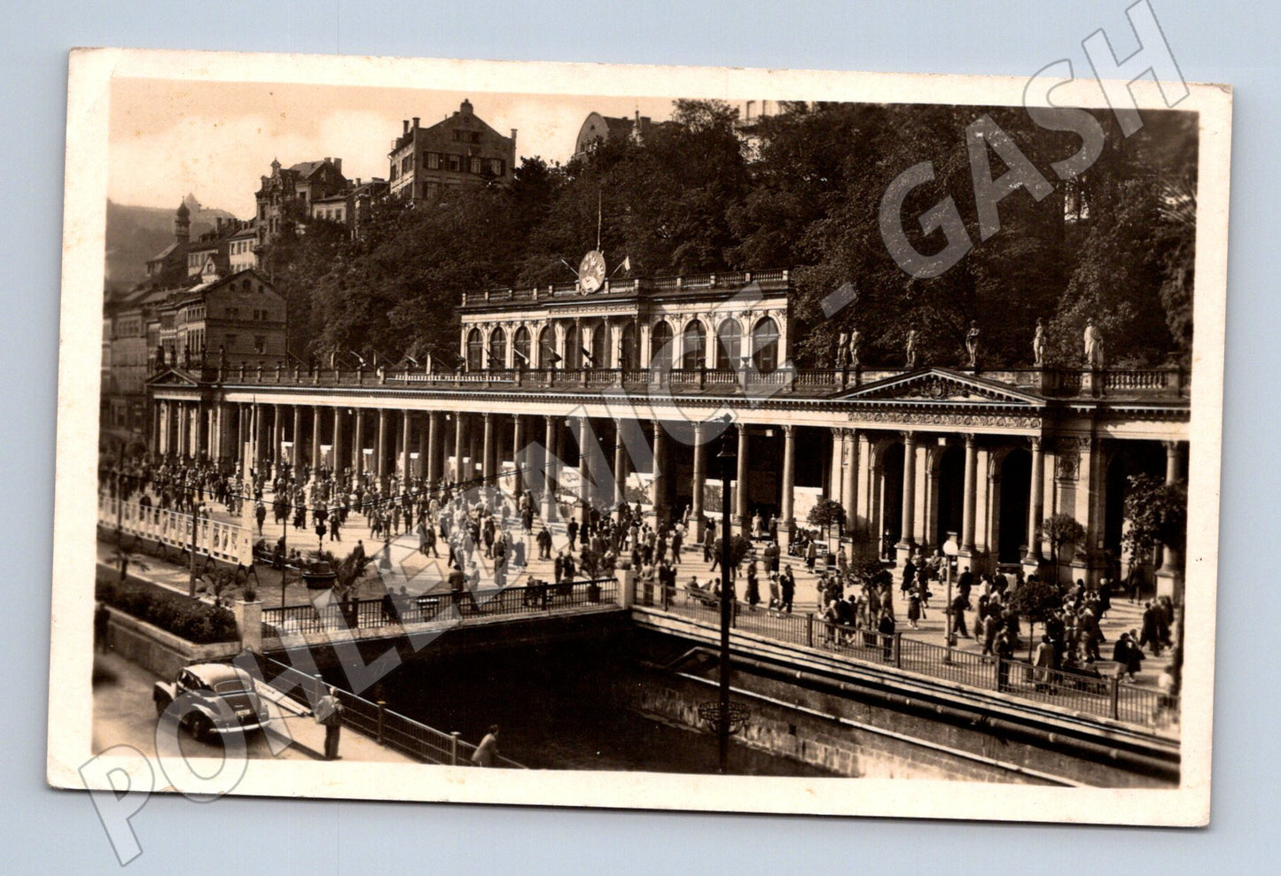 Pohlednice Karlovy Vary Kolonáda s lidmi a vozem (M30986)