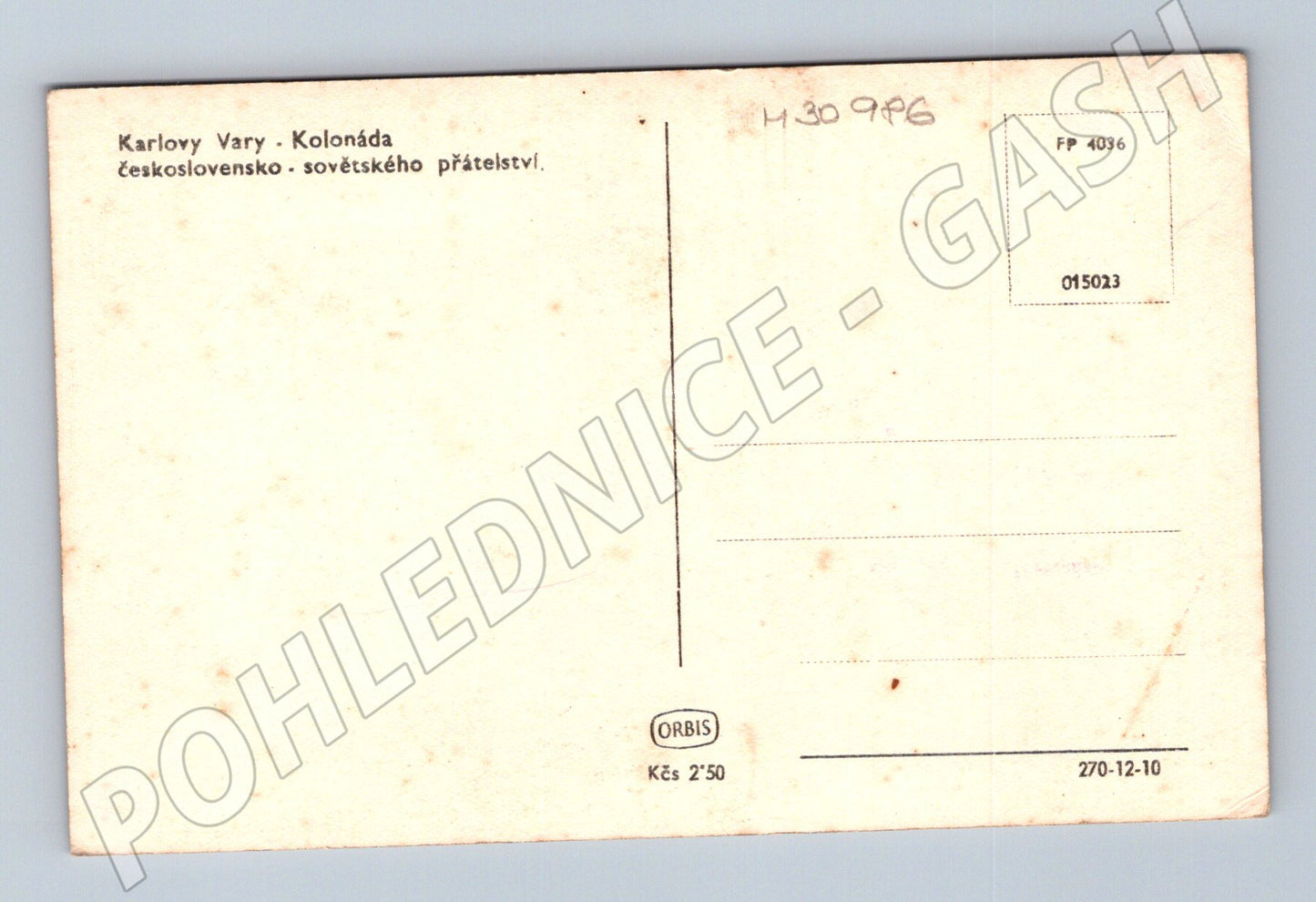 Pohlednice Karlovy Vary Kolonáda s lidmi a vozem (M30986)