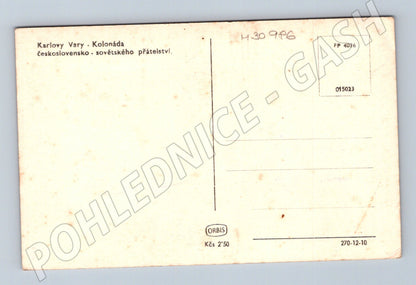 Pohlednice Karlovy Vary Kolonáda s lidmi a vozem (M30986)
