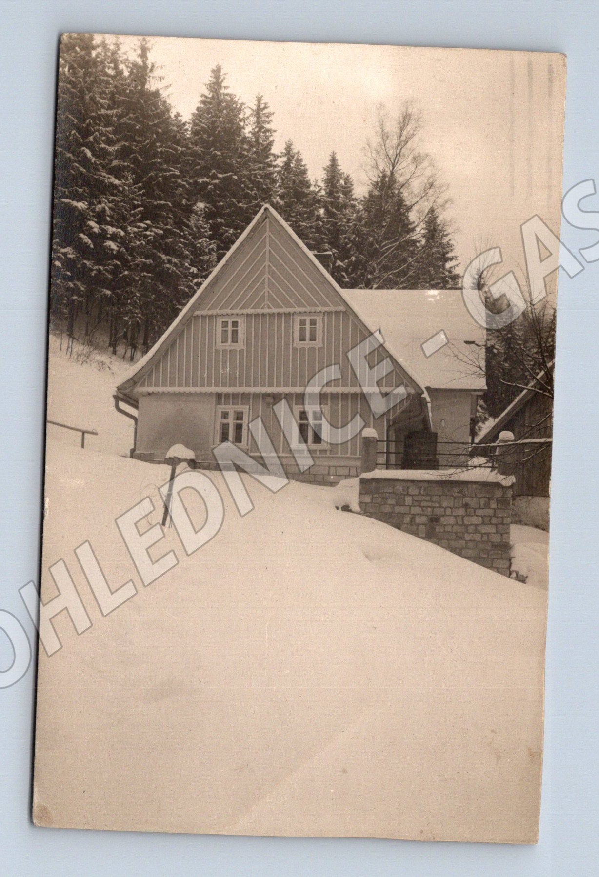 Pohlednice zimní scéna dům se sněhem 1945 (M31032)