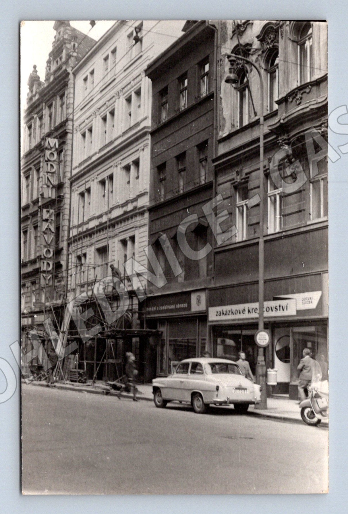 Stará fotografie městská ulice s budovami a auty (M31034)