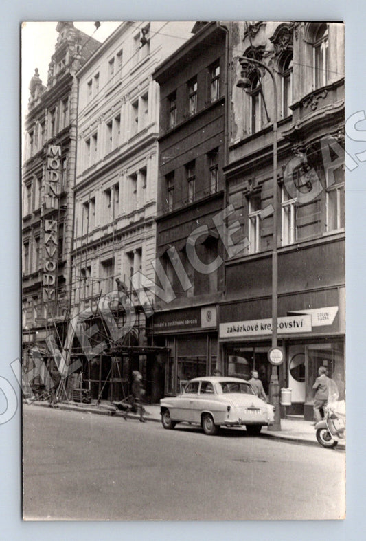 Stará fotografie městská ulice s budovami a auty (M31034)