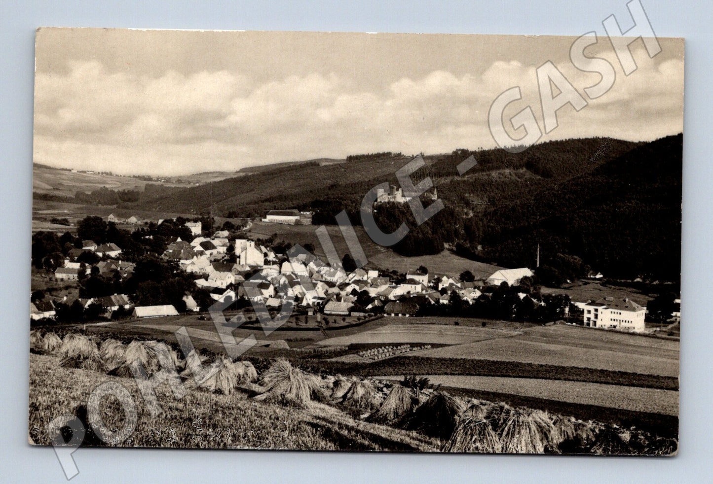 Pohlednice Velhartice hrad a obec 1957 (M31039)