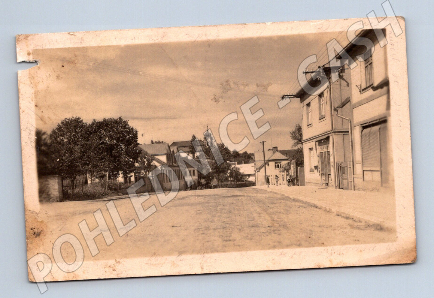 Pohlednice ulice s kostelem v obci Jince(M31041)