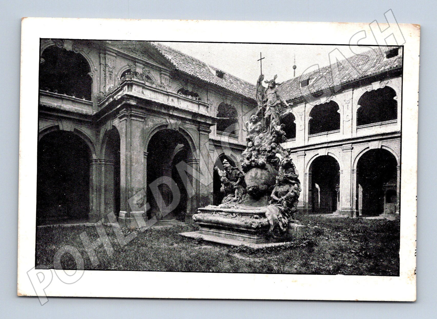Pohlednice Praha Kapucínský klášter nádvoří 1945 (M31075)