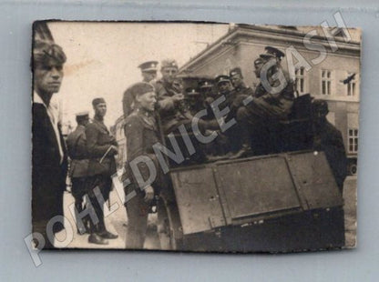 Postcard military car with soldiers (M3120)