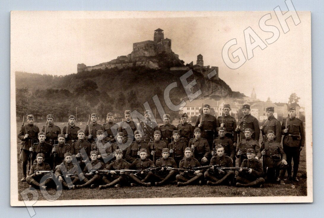 Postcard soldiers in front of Trečín Castle (M3126)