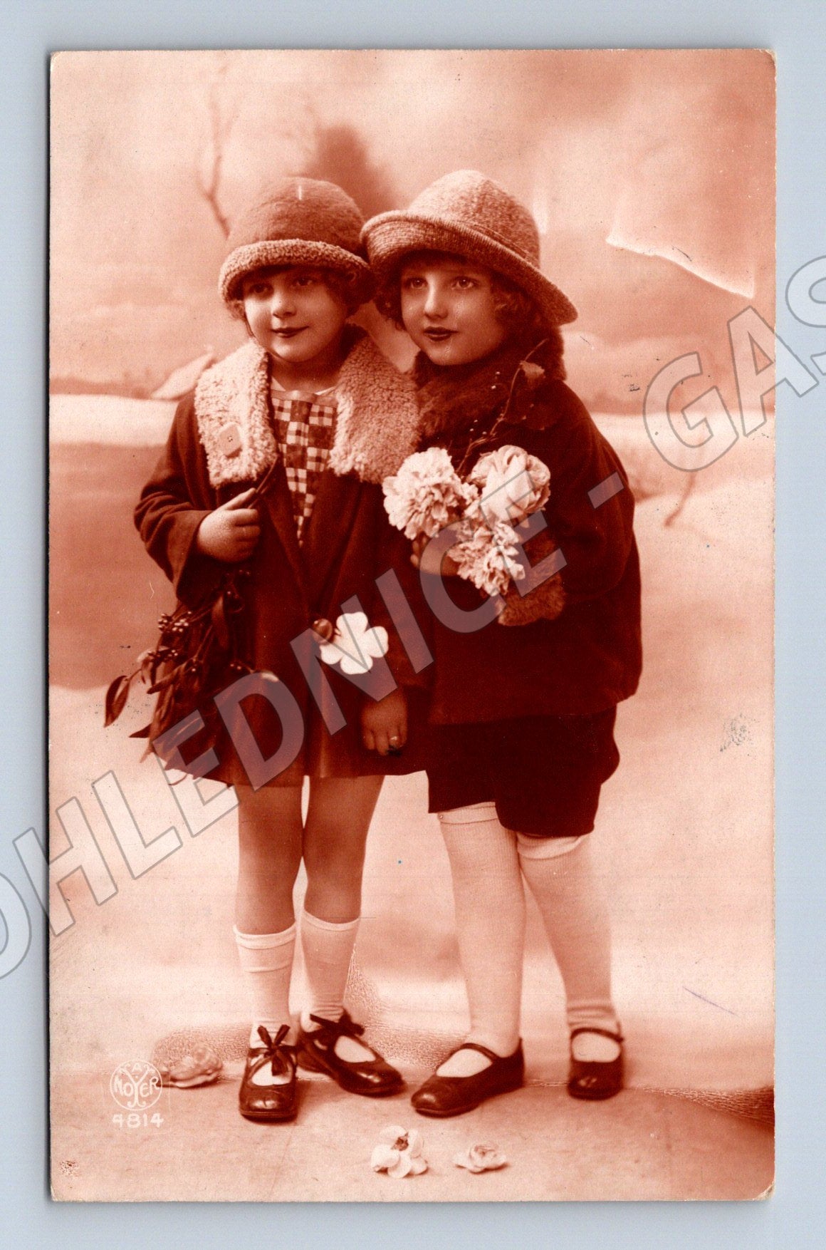 Pohlednice dvě dívky s kyticemi 1930 (M31290)