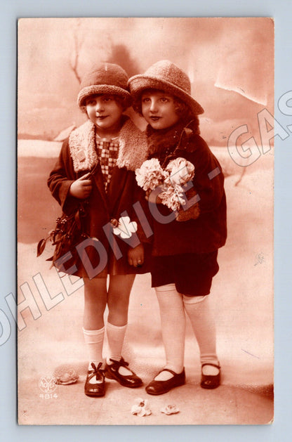 Pohlednice dvě dívky s kyticemi 1930 (M31290)