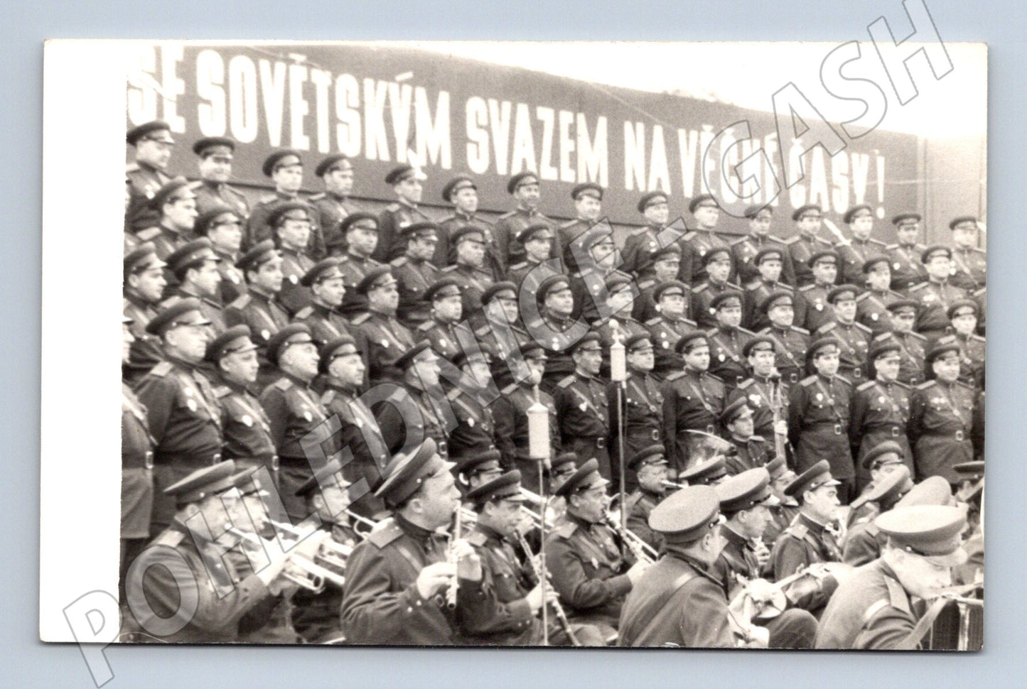 Stará fotografie vojenská hudba se sovětským sloganem (M31292)