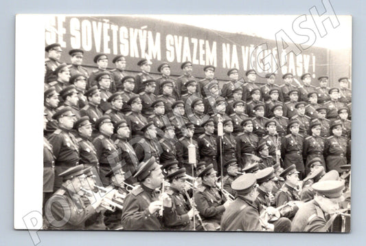 Stará fotografie vojenská hudba se sovětským sloganem (M31292)
