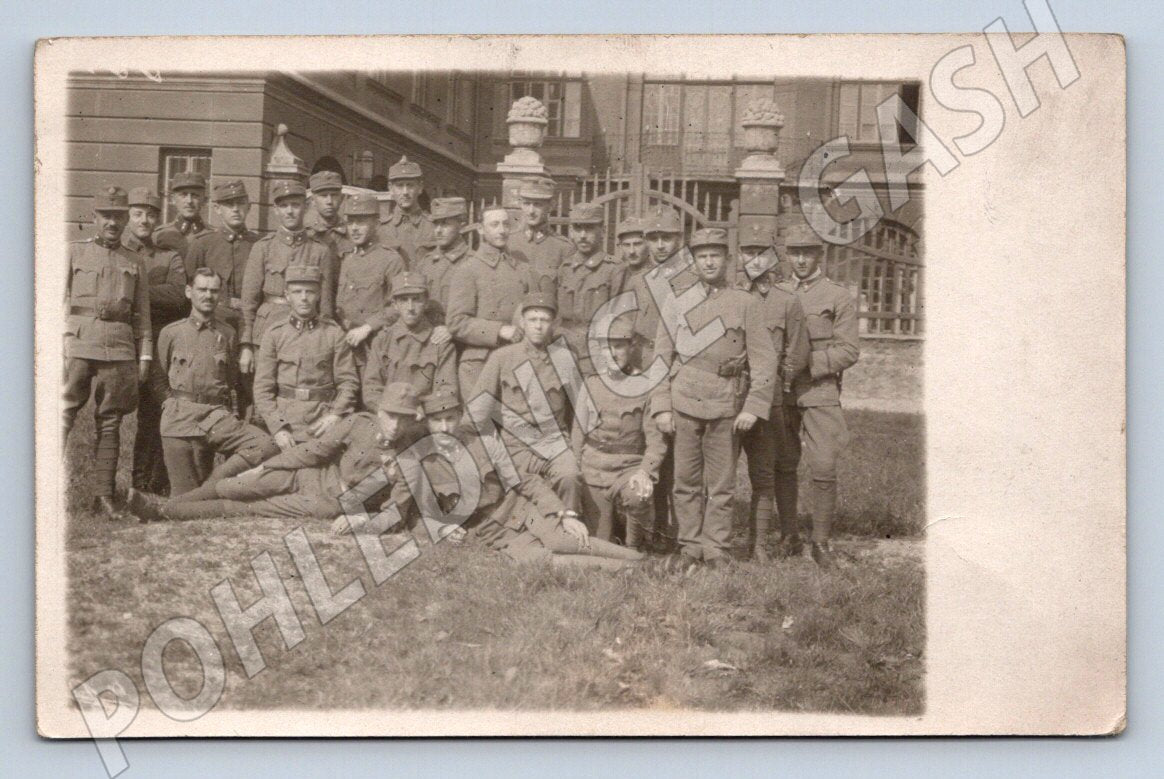 Postcard group of soldiers in ceremonial uniforms (M3134)