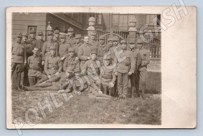 Postcard group of soldiers in ceremonial uniforms (M3134)
