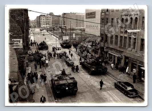 Postcard Berlin 1961 US tanks Checkpoint Charlie (M3139)