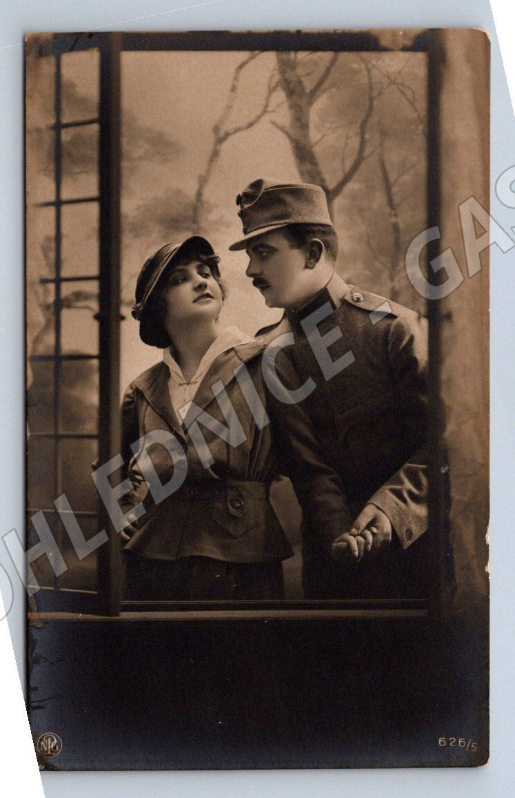 Postcard uniformed soldiers black and white (M3147)