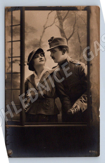 Postcard uniformed soldiers black and white (M3147)