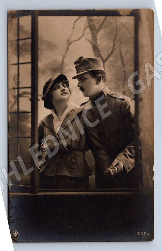 Postcard uniformed soldiers black and white (M3147)