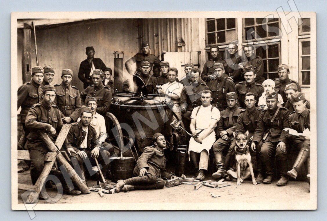 Pohlednice vojáci a pes u kotle polní kuchyně (M3163)