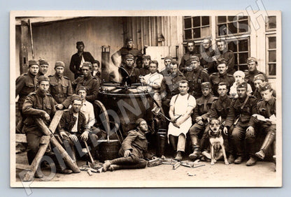 Pohlednice vojáci a pes u kotle polní kuchyně (M3163)