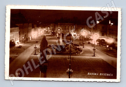 Pohlednice Slovensko Banská Bystrica noční náměstí (M31675)