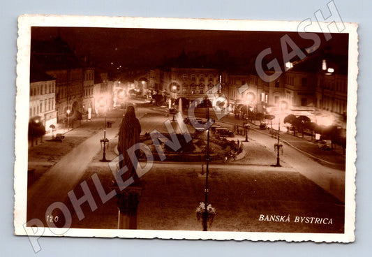 Pohlednice Slovensko Banská Bystrica noční náměstí (M31675)