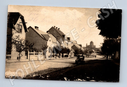 Pohlednice Slovensko Štúrovo ulice s auty a kostelem (M31684)