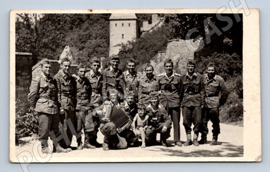 Postcard military picture with vintage castle (M3188)