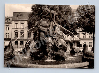 Pohlednice Německo Schwerin kašna Grunthalplatz 1970 (M31922)
