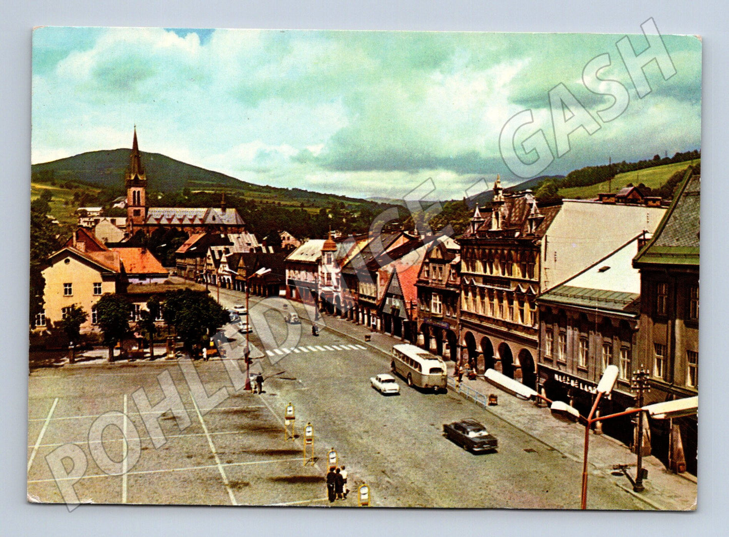 Pohlednice Vrchlabí náměstí s kostelem (M32090)