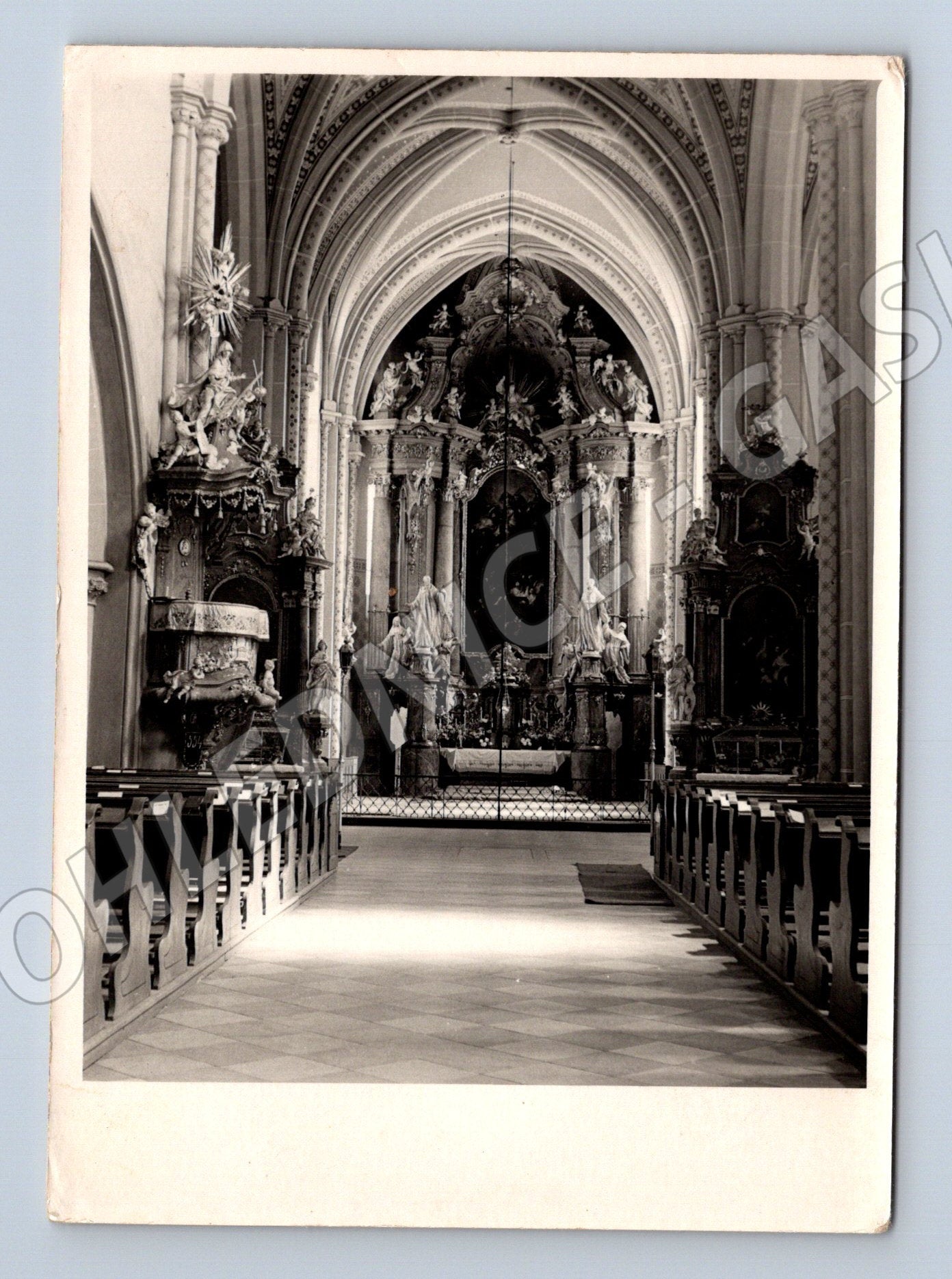 Stará fotografie interiéru kostela s oltářem (M32101)