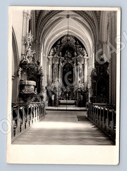 Stará fotografie interiéru kostela s oltářem (M32101)