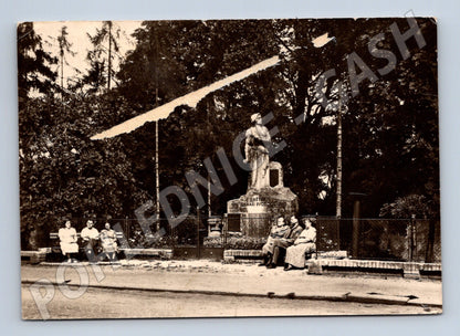 Pohlednice Lázně Toušeň pomník s lidmi (M32169)