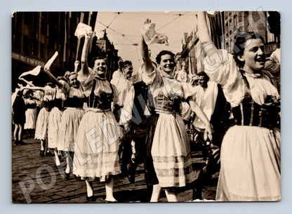 Pohlednice Praha Spartakiáda průvod krojů 1955 (M32249)